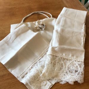 BOGO ❤️ Personal linen laced towels with bag